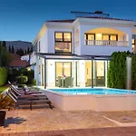 Luxury Villa *