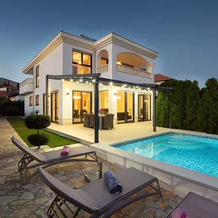 Luxury فيلة تروغير