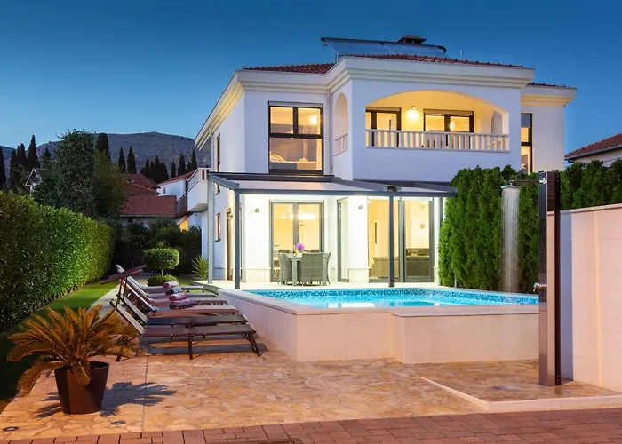 Luxury Villa *