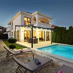 Luxury טרוגיר
