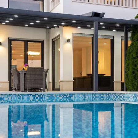 Luxury * Τρογκίρ